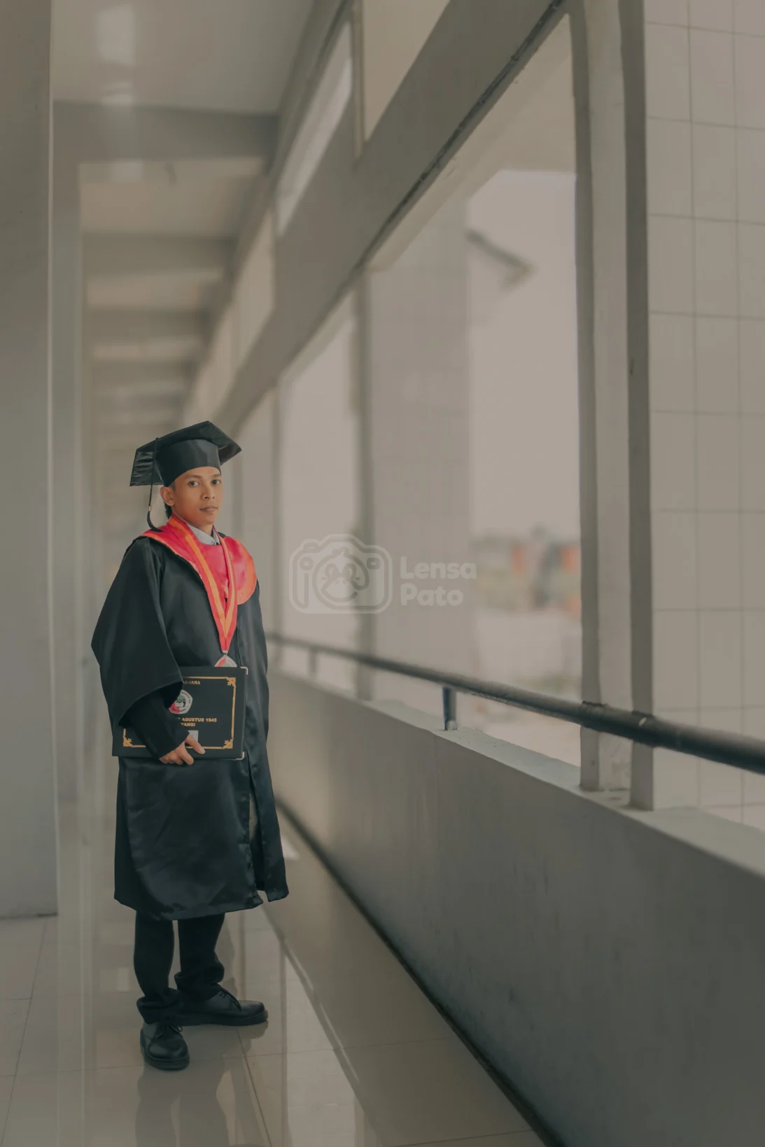 Foto wisuda Ady, Mahasiswa Universitas 17 Agustus 1945 (UNTAG) Banyuwangi, yang diambil di Universitas 17 Agustus 1945 (UNTAG) Banyuwangi pada momen Wisuda Sarjana XLVII Universitas 17 Agustus 1945 (UNTAG) Banyuwangi Periode I 2024/2025 tanggal 19 Oktober 2024.