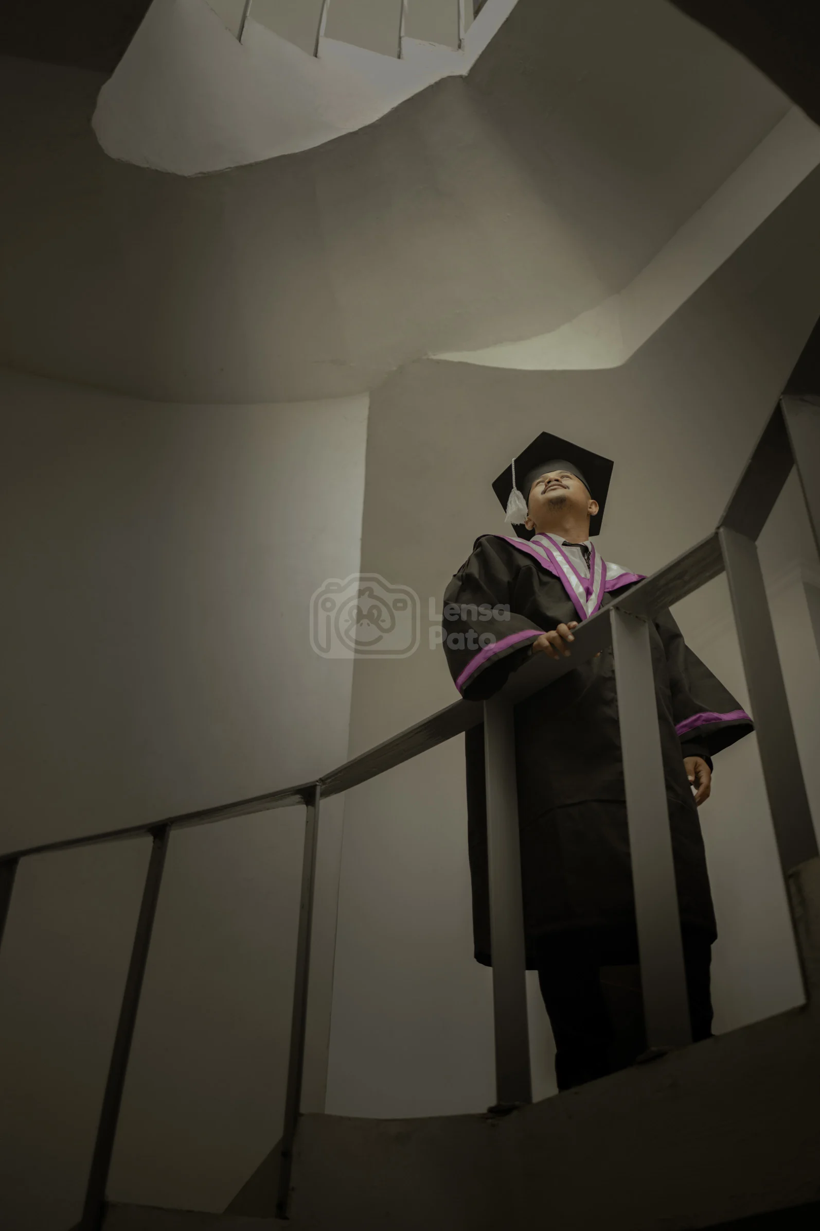 Foto wisuda Marcho Willyam, mahasiswa lulusan Strata 1 (S1) Pendidikan Agama Hindu STAH Santika Dharma Malang, yang diambil di Pusat Informasi Geologi Geopark Ijen (PIGGI) Banyuwangi