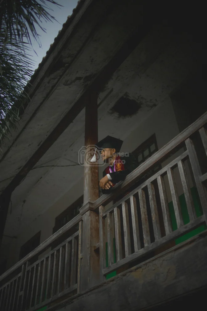 Foto wisuda Marcho Willyam, mahasiswa lulusan Strata 1 (S1) Pendidikan Agama Hindu STAH Santika Dharma Malang, yang diambil di Gedung Inggrisan Banyuwangi