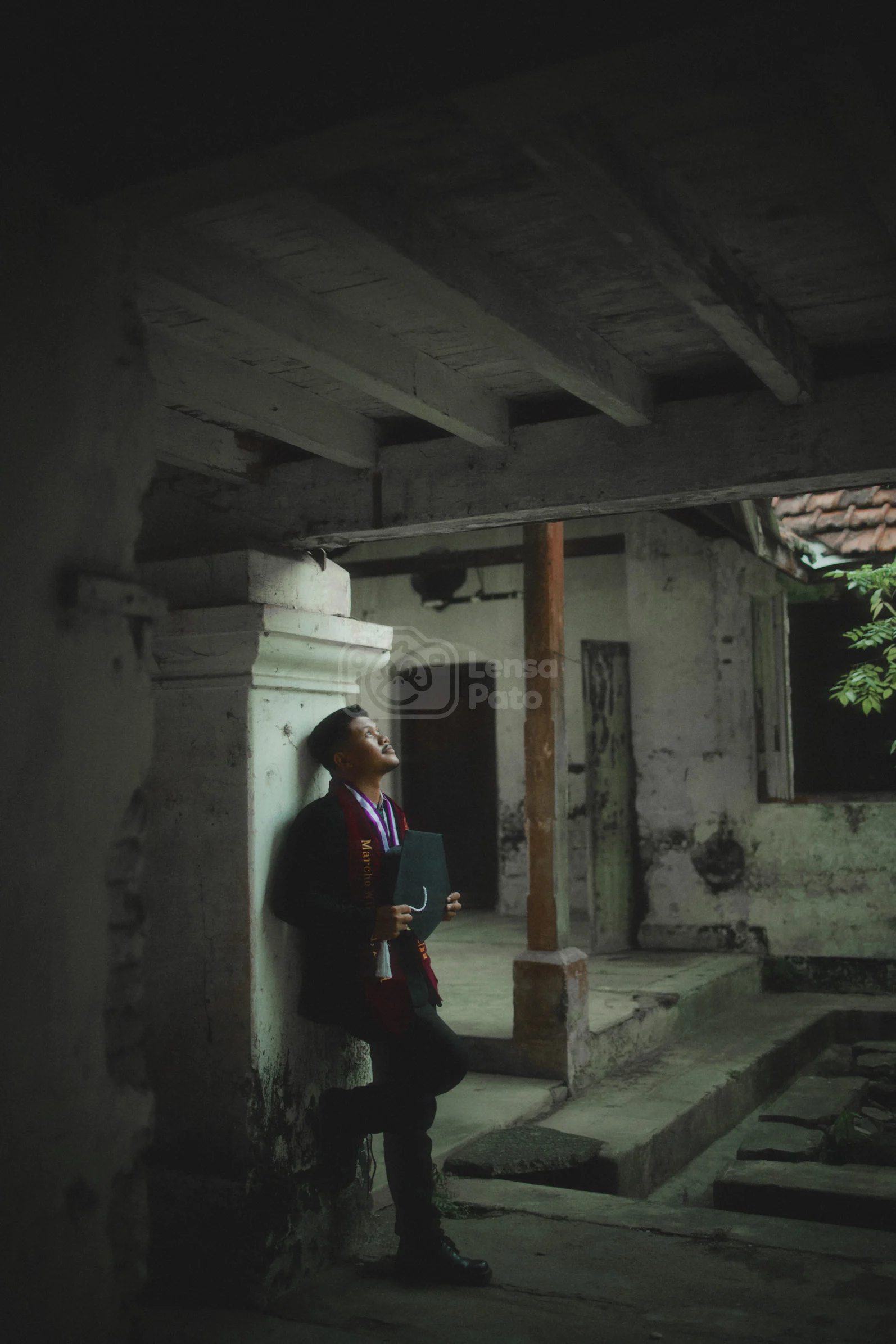 Foto wisuda Marcho Willyam, mahasiswa lulusan Strata 1 (S1) Pendidikan Agama Hindu STAH Santika Dharma Malang, yang diambil di Gedung Inggrisan Banyuwangi