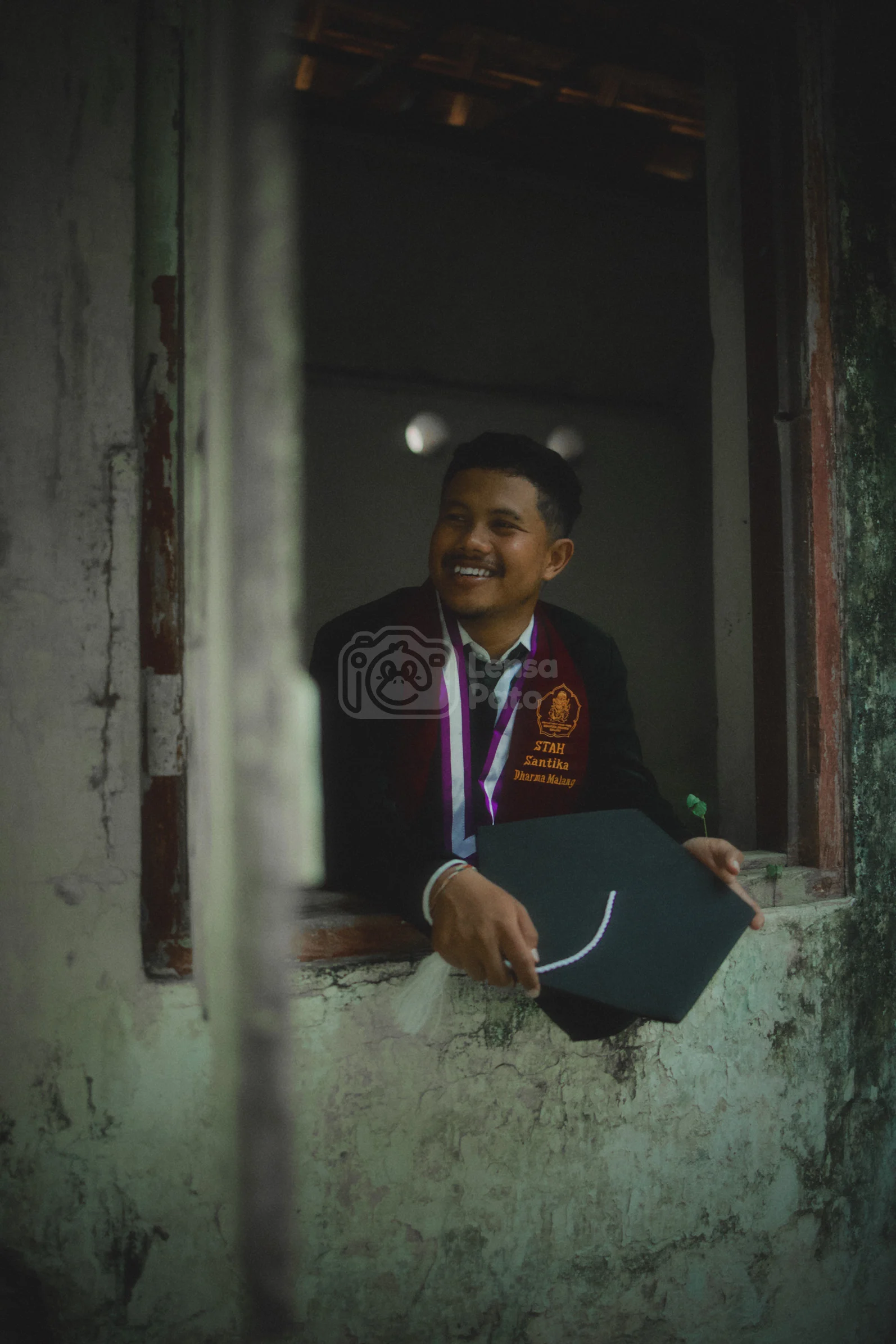 Foto wisuda Marcho Willyam, mahasiswa lulusan Strata 1 (S1) Pendidikan Agama Hindu STAH Santika Dharma Malang, yang diambil di Gedung Inggrisan Banyuwangi