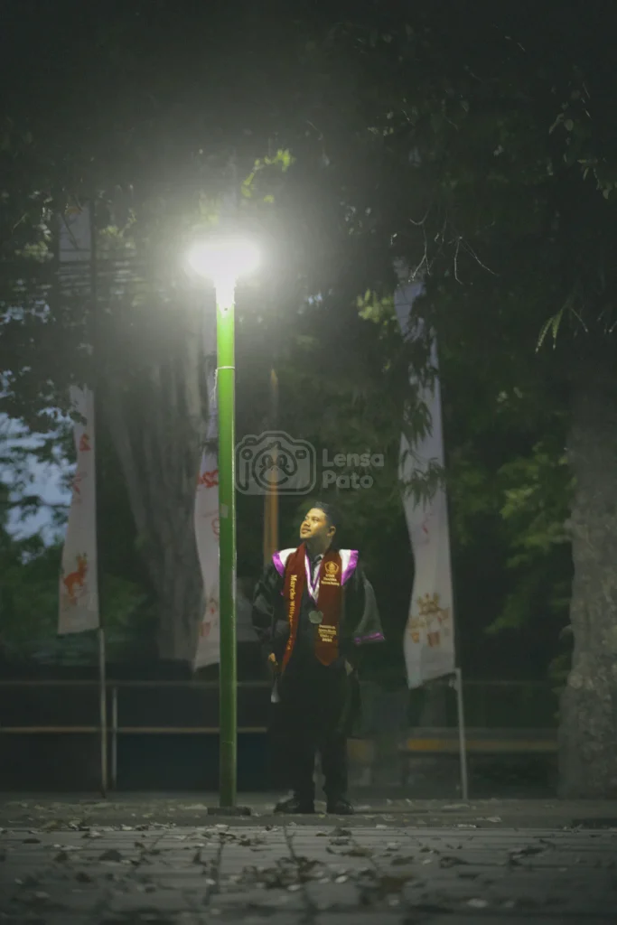 Foto wisuda Marcho Willyam, mahasiswa lulusan Strata 1 (S1) Pendidikan Agama Hindu STAH Santika Dharma Malang, yang diambil di Taman Blambangan Banyuwangi