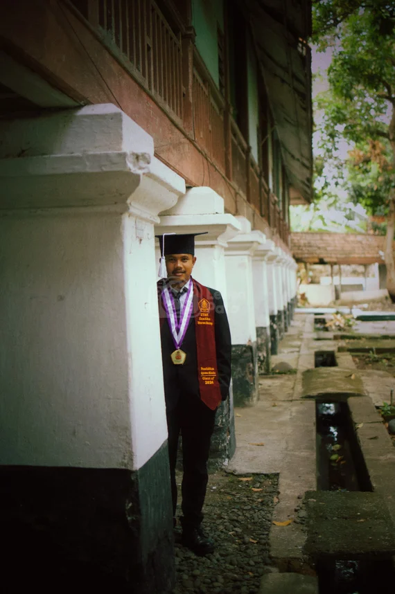 Foto wisuda Marcho Willyam, mahasiswa lulusan Strata 1 (S1) Pendidikan Agama Hindu STAH Santika Dharma Malang, yang diambil di Gedung Inggrisan Banyuwangi
