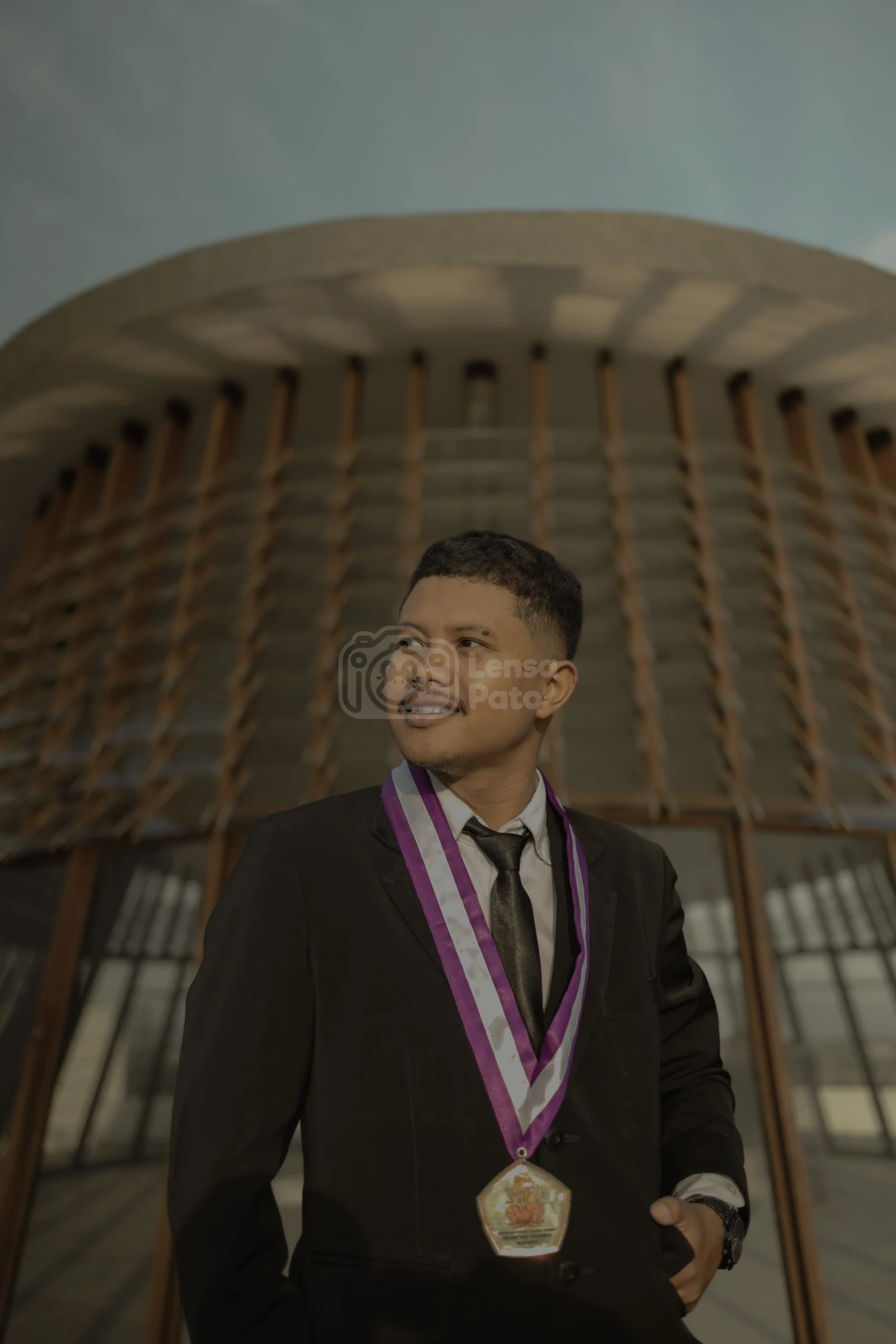 Foto wisuda Marcho Willyam, mahasiswa lulusan Strata 1 (S1) Pendidikan Agama Hindu STAH Santika Dharma Malang, yang diambil di Pusat Informasi Geologi Geopark Ijen (PIGGI) Banyuwangi