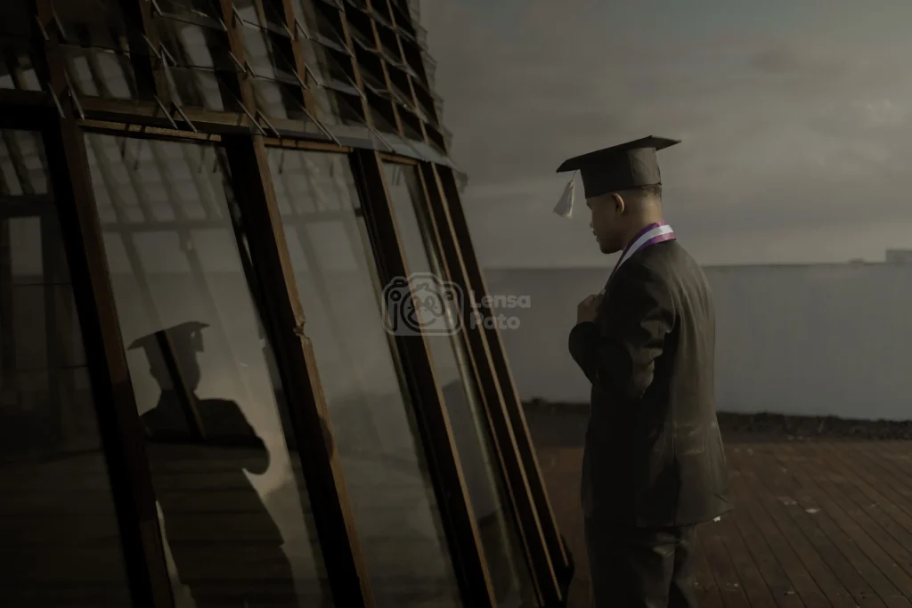 Foto wisuda Marcho Willyam, mahasiswa lulusan Strata 1 (S1) Pendidikan Agama Hindu STAH Santika Dharma Malang, yang diambil di Pusat Informasi Geologi Geopark Ijen (PIGGI) Banyuwangi