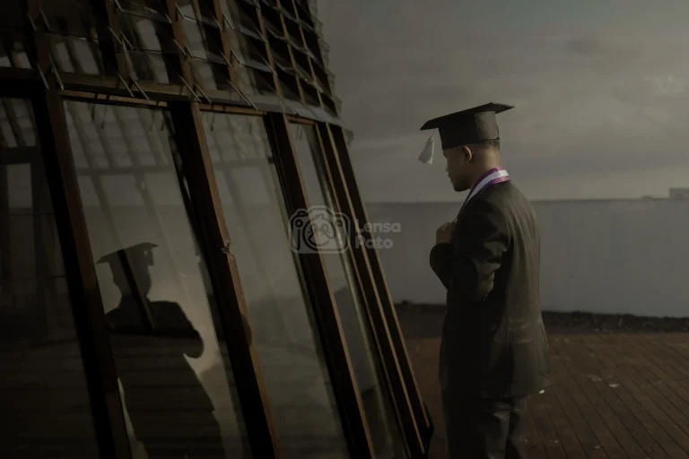 Foto wisuda Marcho Willyam, mahasiswa lulusan Strata 1 (S1) Pendidikan Agama Hindu STAH Santika Dharma Malang, yang diambil di Pusat Informasi Geologi Geopark Ijen (PIGGI) Banyuwangi