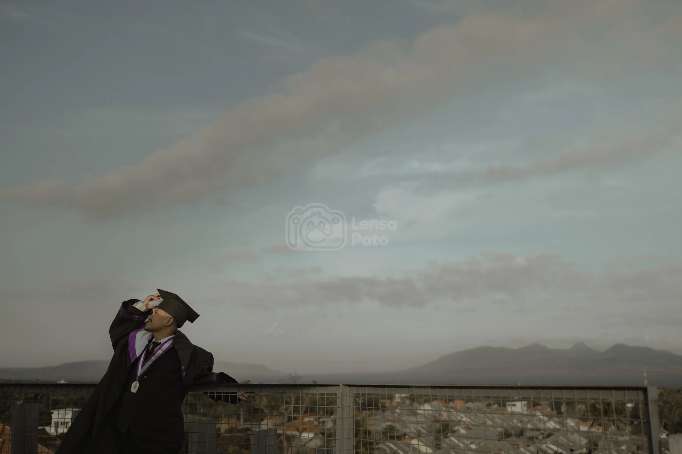 Foto wisuda Marcho Willyam, mahasiswa lulusan Strata 1 (S1) Pendidikan Agama Hindu STAH Santika Dharma Malang, yang diambil di Pusat Informasi Geologi Geopark Ijen (PIGGI) Banyuwangi