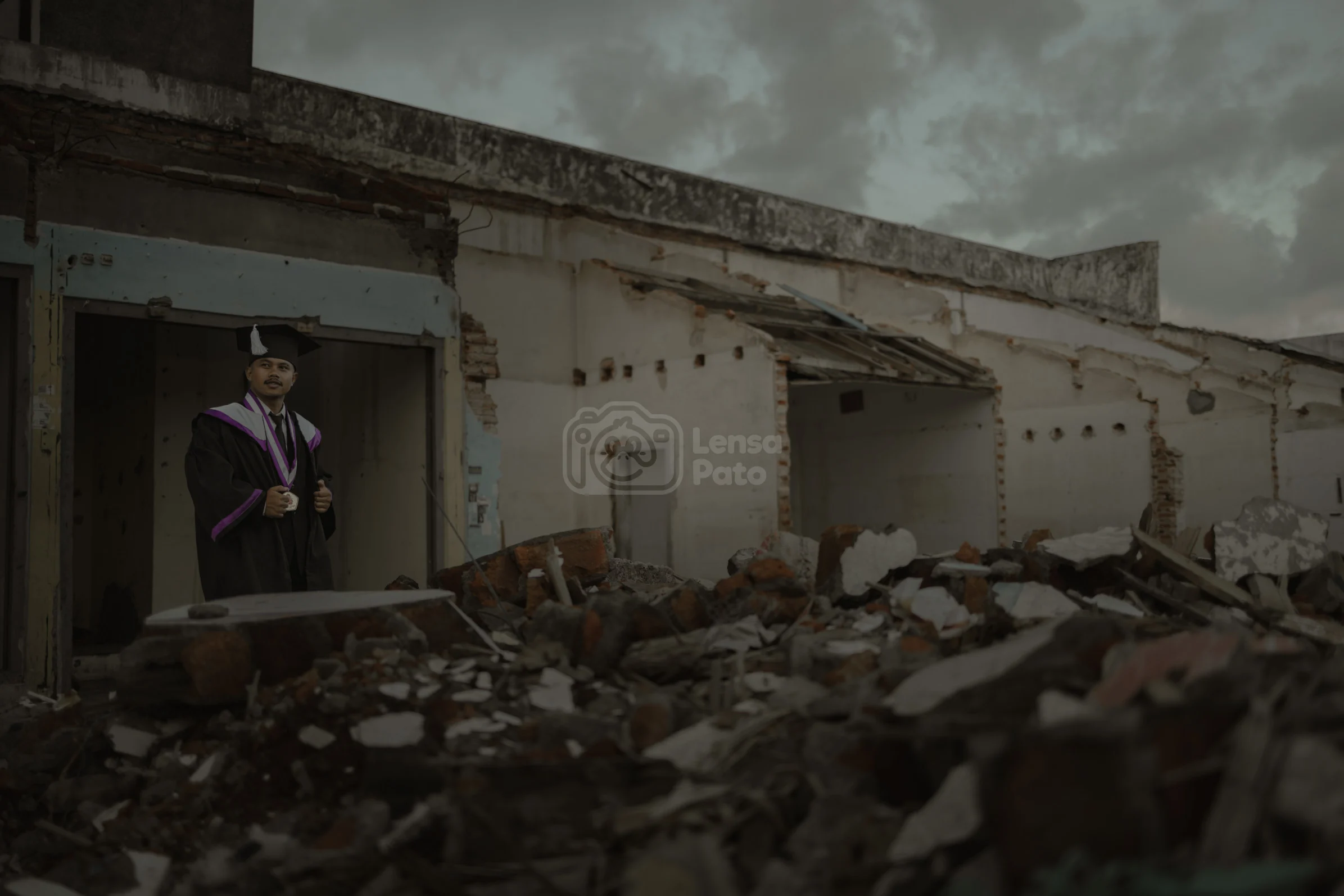 Foto wisuda Marcho Willyam, mahasiswa lulusan Strata 1 (S1) Pendidikan Agama Hindu STAH Santika Dharma Malang, yang diambil di Pasar Banyuwangi