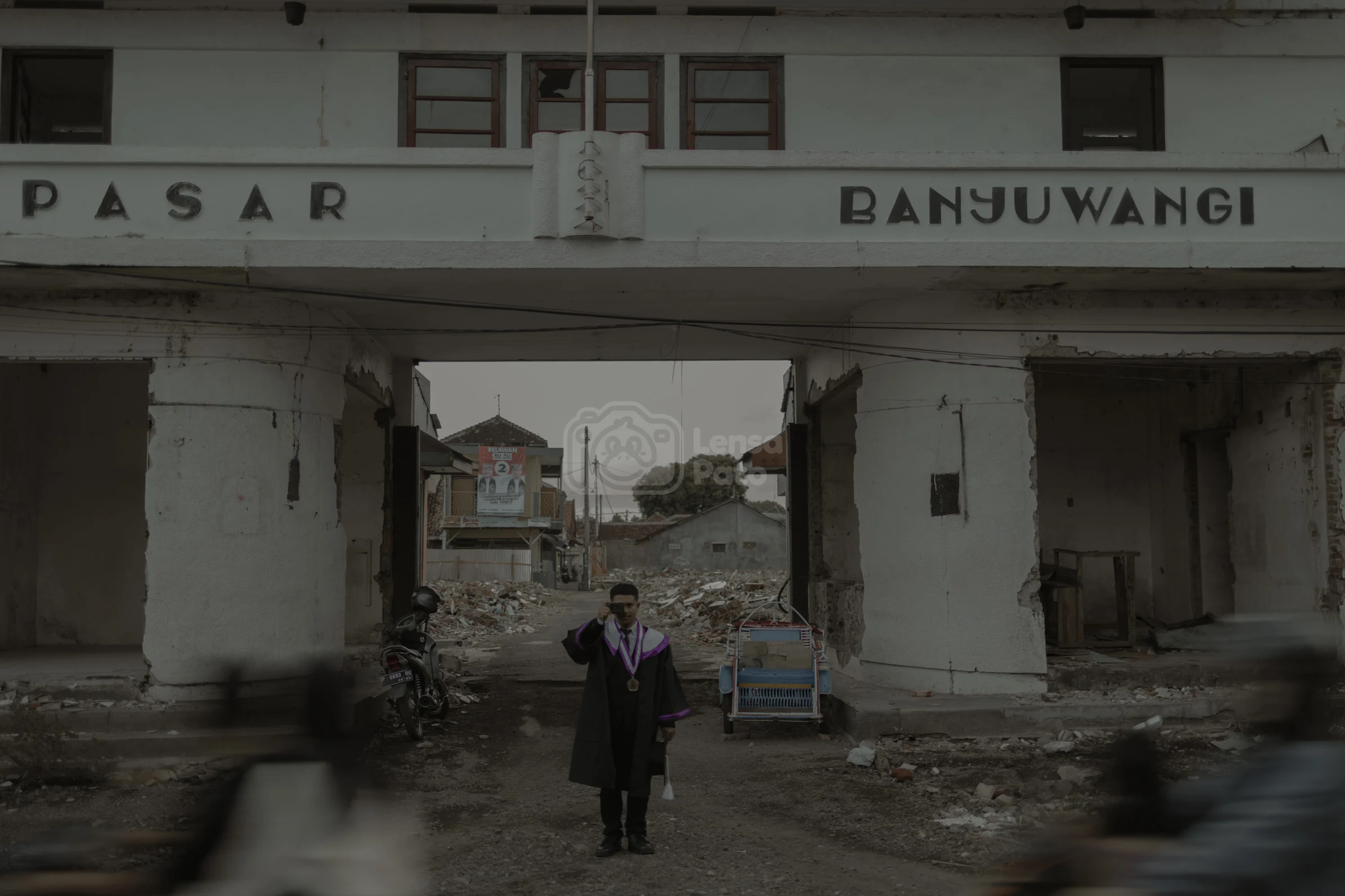 Foto wisuda Marcho Willyam, mahasiswa lulusan Strata 1 (S1) Pendidikan Agama Hindu STAH Santika Dharma Malang, yang diambil di Pasar Banyuwangi