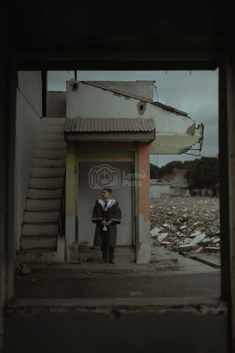 Foto wisuda Marcho Willyam, mahasiswa lulusan Strata 1 (S1) Pendidikan Agama Hindu STAH Santika Dharma Malang, yang diambil di Pasar Banyuwangi