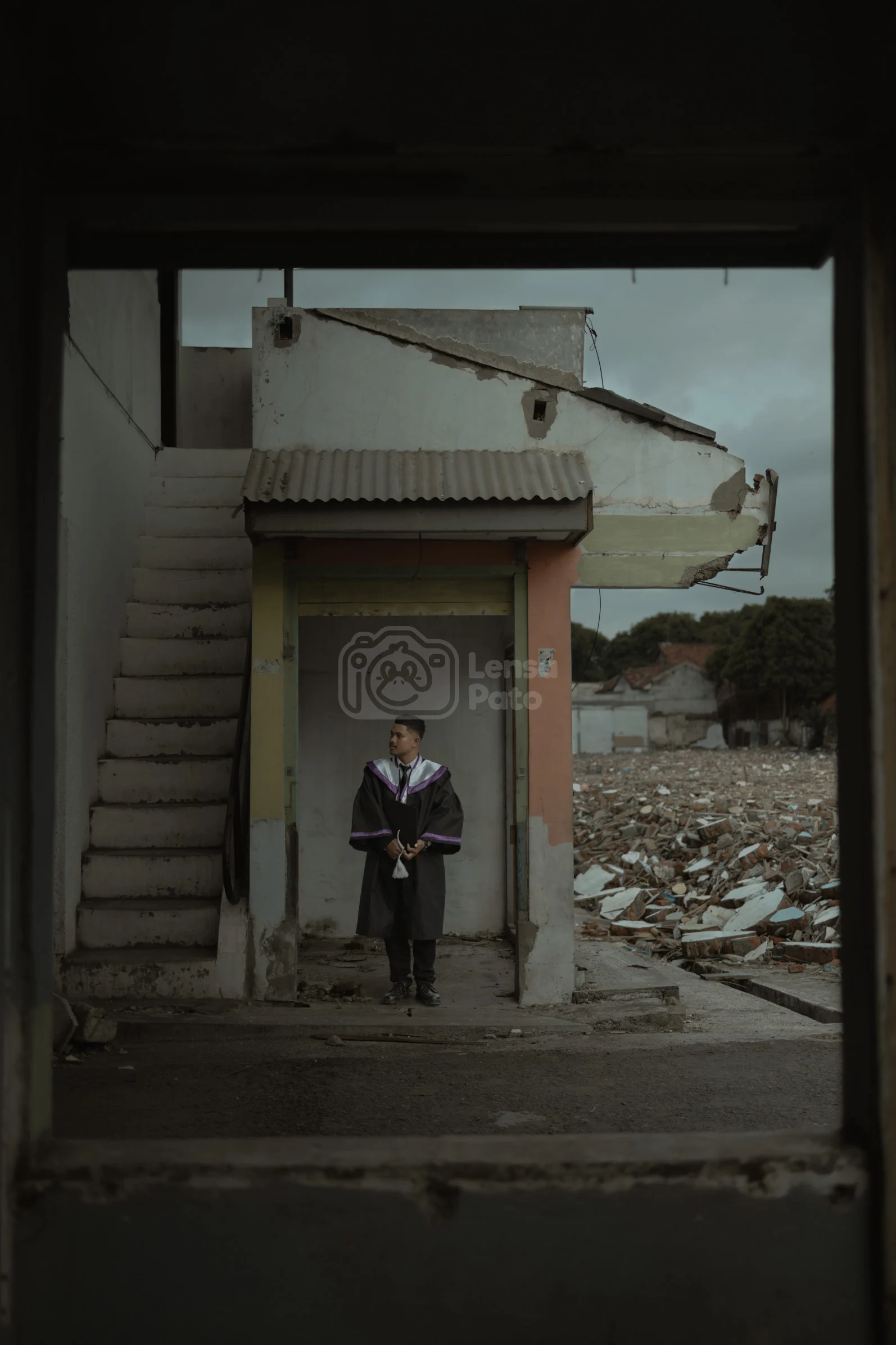 Foto wisuda Marcho Willyam, mahasiswa lulusan Strata 1 (S1) Pendidikan Agama Hindu STAH Santika Dharma Malang, yang diambil di Pasar Banyuwangi
