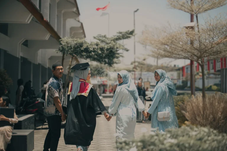 Foto wisuda Silfi, Mahasiswi Universitas 17 Agustus 1945 (UNTAG) Banyuwangi, yang diambil di Universitas 17 Agustus 1945 (UNTAG) Banyuwangipada momen Wisuda Sarjana XLVII Universitas 17 Agustus 1945 (UNTAG) Banyuwangi Periode I 2024/2025 tanggal 19 Oktober 2024