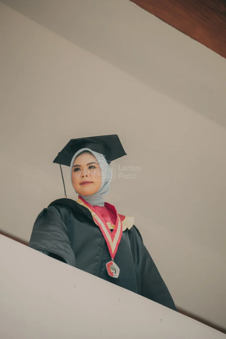 Foto wisuda Silfi, Mahasiswi Universitas 17 Agustus 1945 (UNTAG) Banyuwangi, yang diambil di Universitas 17 Agustus 1945 (UNTAG) Banyuwangipada momen Wisuda Sarjana XLVII Universitas 17 Agustus 1945 (UNTAG) Banyuwangi Periode I 2024/2025 tanggal 19 Oktober 2024