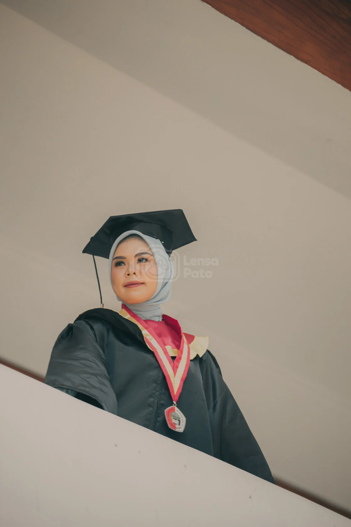 Foto wisuda Silfi, Mahasiswi Universitas 17 Agustus 1945 (UNTAG) Banyuwangi, yang diambil di Universitas 17 Agustus 1945 (UNTAG) Banyuwangipada momen Wisuda Sarjana XLVII Universitas 17 Agustus 1945 (UNTAG) Banyuwangi Periode I 2024/2025 tanggal 19 Oktober 2024