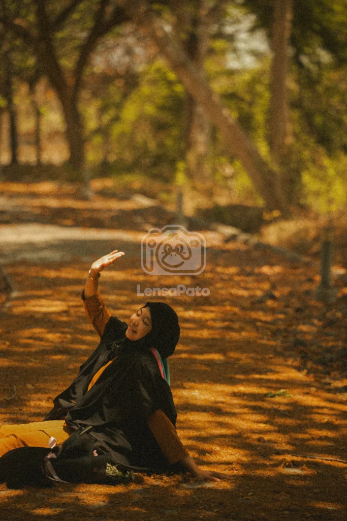 Foto wisuda Sucik, Alumni Pascasarjana University of Nottingham, yang diambil di Pantai Boom Marina Banyuwangi.