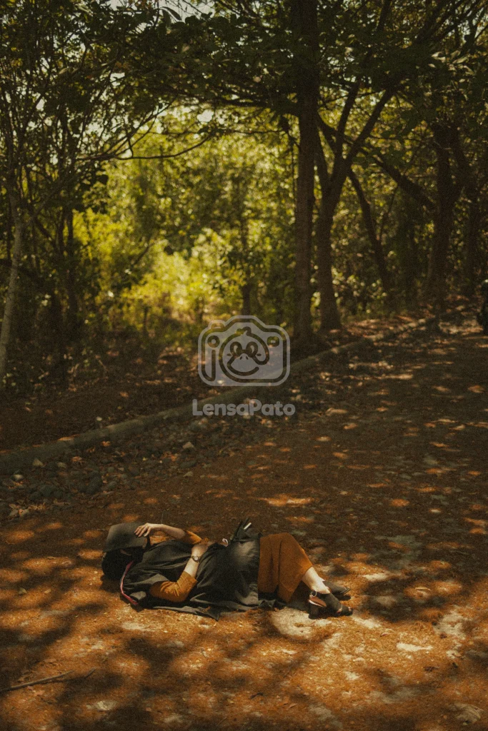 Foto wisuda Sucik, Alumni Pascasarjana University of Nottingham, yang diambil di Pantai Boom Marina Banyuwangi.