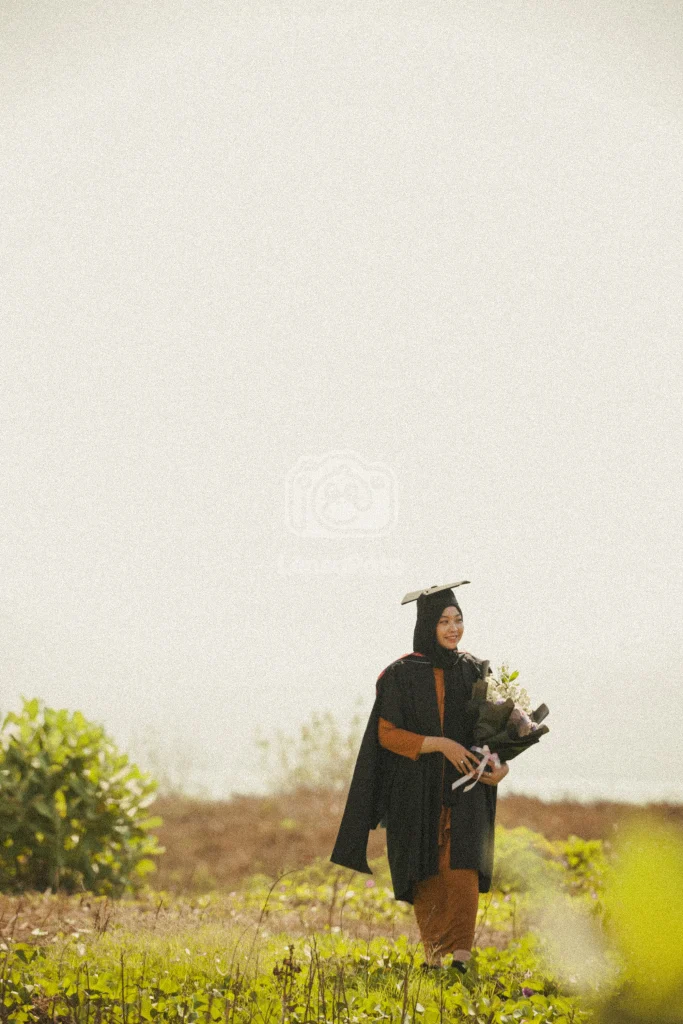 Foto wisuda Sucik, Alumni Pascasarjana University of Nottingham, yang diambil di Pantai Boom Marina Banyuwangi.