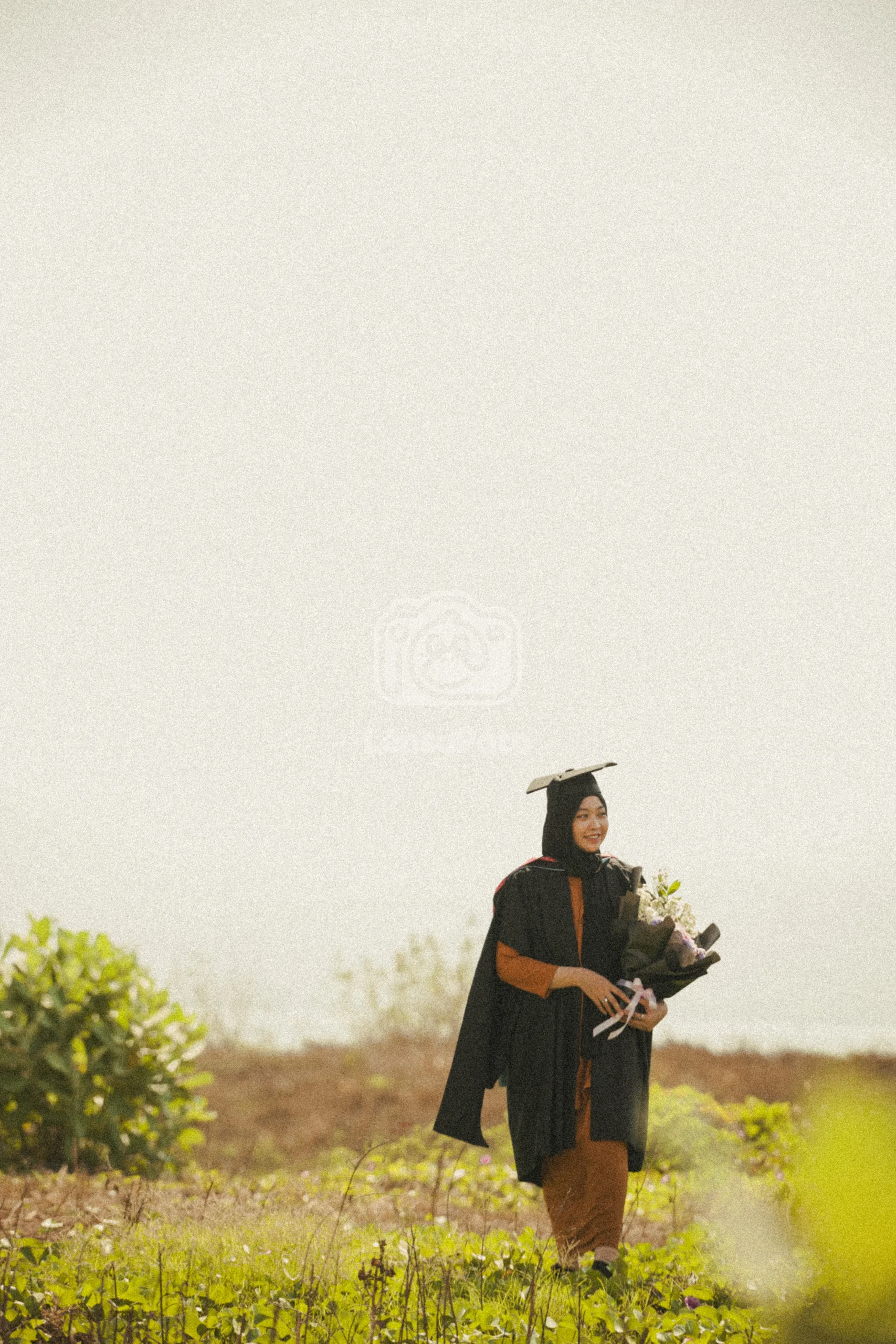 Foto wisuda Sucik, Alumni Pascasarjana University of Nottingham, yang diambil di Pantai Boom Marina Banyuwangi.