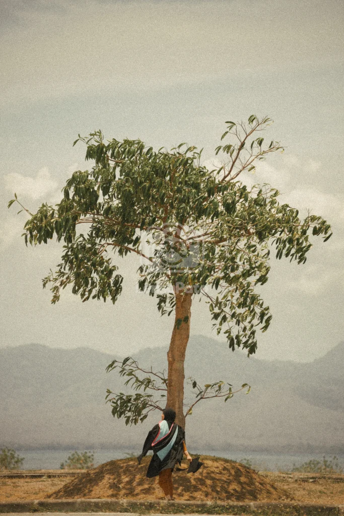 Foto wisuda Sucik, Alumni Pascasarjana University of Nottingham, yang diambil di Pantai Boom Marina Banyuwangi.