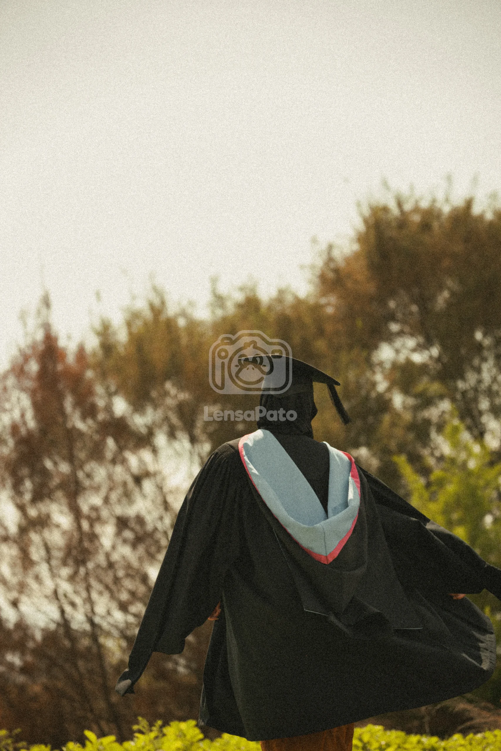 Foto wisuda Sucik, Alumni Pascasarjana University of Nottingham, yang diambil di Pantai Boom Marina Banyuwangi.