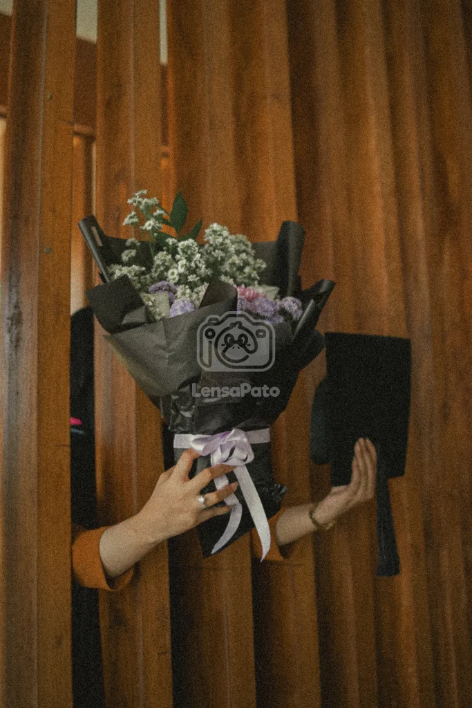 Foto wisuda Sucik, Alumni Pascasarjana University of Nottingham, yang diambil di Pantai Boom Marina Banyuwangi.