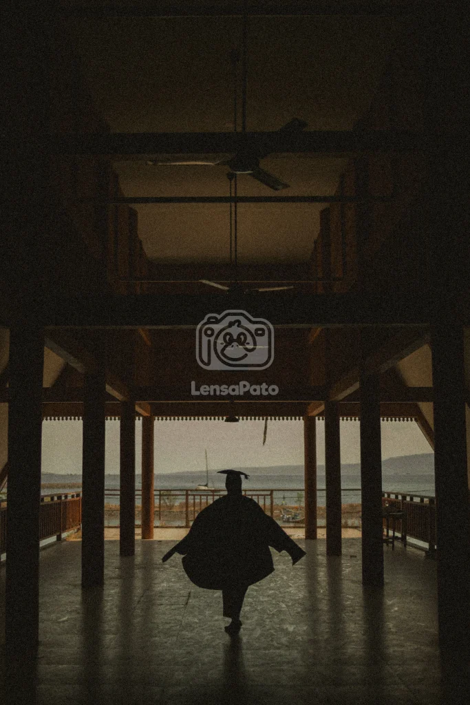 Foto wisuda Sucik, Alumni Pascasarjana University of Nottingham, yang diambil di Pantai Boom Marina Banyuwangi.